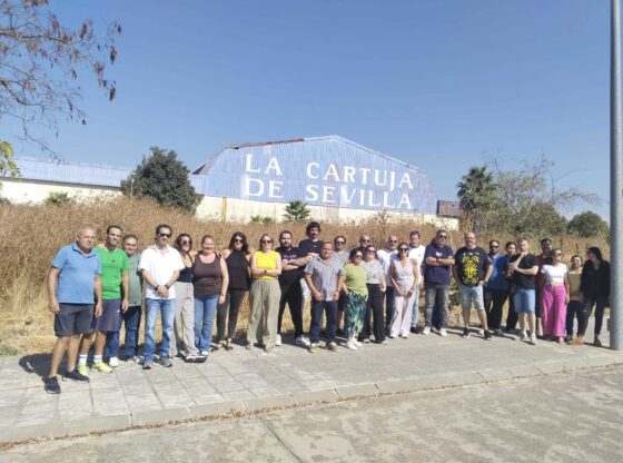 Workers from La Cartuja de Sevilla, concentrated at the doors of the factory.